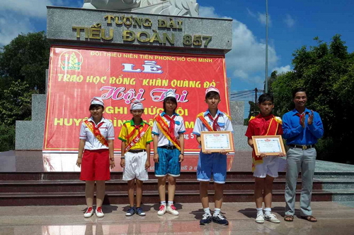 Anh Thái Vĩnh Bảo trao giải cho các đơn vị tham gia hội thi nghi thức Đội huyện Bình Tân